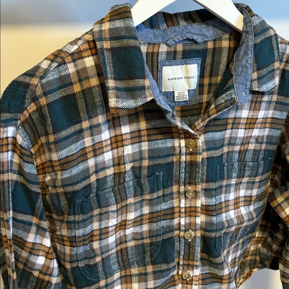 American Eagle Outfitters cropped plaid flannel. - Picture 2 of 6